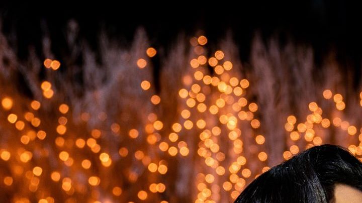 Christmas With You. (L to R) Aimee Garcia as Angelina, Freddie Prinze Jr as Miguel in Christmas With You. Cr. Jessica Kourkounis/Netflix © 2022.