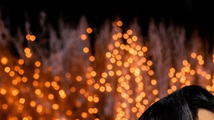 Christmas With You. (L to R) Aimee Garcia as Angelina, Freddie Prinze Jr as Miguel in Christmas With You. Cr. Jessica Kourkounis/Netflix © 2022.