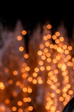 Christmas With You. (L to R) Aimee Garcia as Angelina, Freddie Prinze Jr as Miguel in Christmas With You. Cr. Jessica Kourkounis/Netflix © 2022.