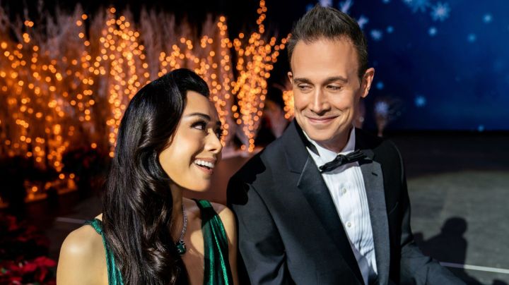 Christmas With You. (L to R) Aimee Garcia as Angelina, Freddie Prinze Jr as Miguel in Christmas With You. Cr. Jessica Kourkounis/Netflix © 2022.