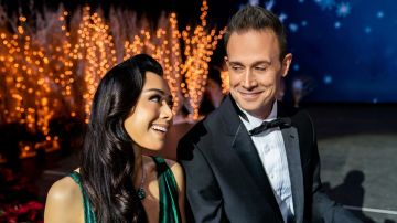 Christmas With You. (L to R) Aimee Garcia as Angelina, Freddie Prinze Jr as Miguel in Christmas With You. Cr. Jessica Kourkounis/Netflix © 2022.