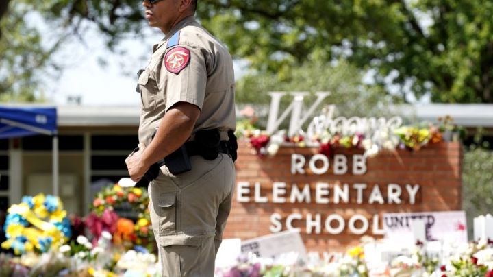 A police officer stands guard outside Robb Elementary School in the town of Uvalde, Texas, the United States, May 27, 2022. At least 19 children and two adults were killed in a shooting at Robb Elementary School in the town of Uvalde, Texas, on Tuesday. (Photo by Wu Xiaoling/Xinhua via Getty Images)