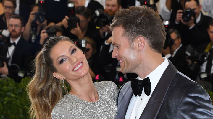 TOPSHOT - Tom Brady (R) and Gisele Bundchen arrive for the Costume Institute Benefit on May 1, 2017, at the Metropolitan Museum of Art in New York. / AFP PHOTO / ANGELA WEISS (Photo credit should read ANGELA WEISS/AFP via Getty Images)