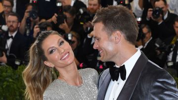 TOPSHOT - Tom Brady (R) and Gisele Bundchen arrive for the Costume Institute Benefit on May 1, 2017, at the Metropolitan Museum of Art in New York. / AFP PHOTO / ANGELA WEISS (Photo credit should read ANGELA WEISS/AFP via Getty Images)