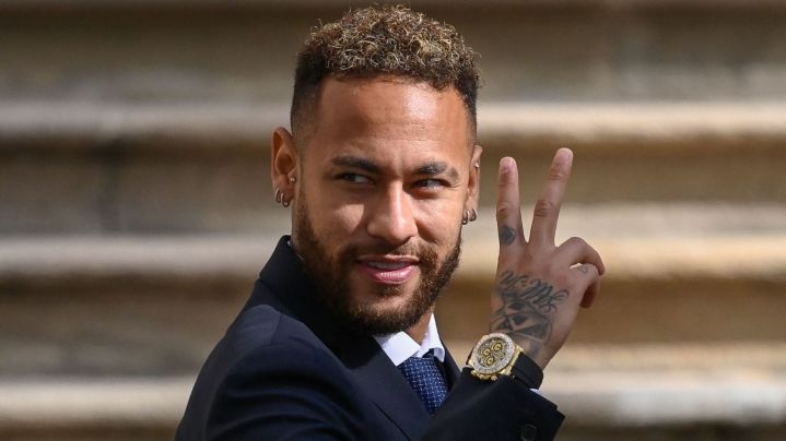 TOPSHOT - Paris Saint-Germain's Brazilian forward Neymar gestures as he leaves after attending a hearing at the courthouse in Barcelona on October 18, 2022, on the second day of his trial. - Brazil superstar Neymar said his manager father always handled his contracts as he took the stand at his trial over alleged irregularities in his transfer to Barcelona in 2013. He also said he did not remember if he took part in the negotiations which led to an agreement sealed in 2011 with Barcelona over his transfer two years later to the Catalan side from Brazilian club Santos. (Photo by Josep LAGO / AFP) (Photo by JOSEP LAGO/AFP via Getty Images)