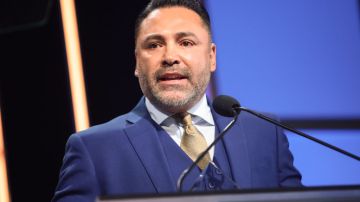 BEVERLY HILLS, CALIFORNIA - AUGUST 19: Honoree Oscar De La Hoya speaks onstage at the 22nd Annual Harold and Carole Pump Foundation Gala at The Beverly Hilton on August 19, 2022 in Beverly Hills, California. (Photo by Tiffany Rose/Getty Images for Harold & Carole Pump Foundation )