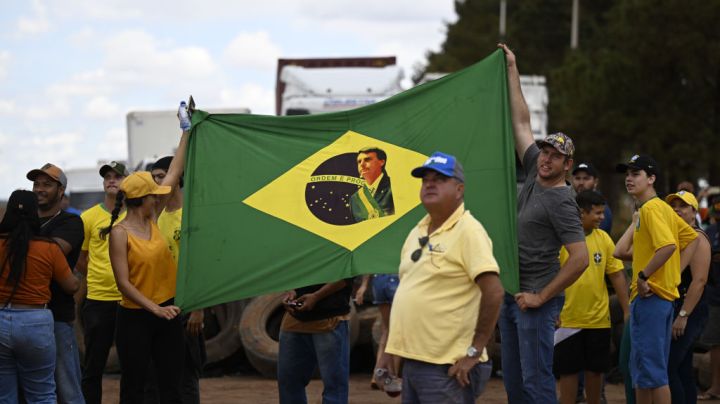 BRASILIA, BRAZIL - NOV 01 - Supporters of Brazil's President Jair Bolsonaro react, as they block highway BR-251 during a protest against President-elect Luiz Inacio Lula da Silva who won a third term following the presidential election run-off, in Planaltina, Brazil, November 1, 2022. (Photo by Mateus Bonomi/Anadolu Agency via Getty Images)