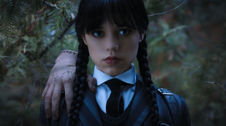 Wednesday. (L to R) Thing, Jenna Ortega as Wednesday Addams in episode 104 of Wednesday. Cr. Courtesy of Netflix © 2022