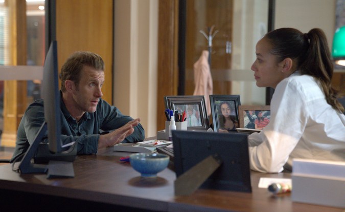 ALERT: MISSING PERSONS UNIT: L-R: Scott Can and Dania Ramirez in the “Chloe” season premiere episode of ALERT: MISSING PERSONS UNIT airing Sunday, Jan. 8 following the NFL on FOX; series makes time period premiere on Monday, Jan. 9 (9:00-10:00 PM ET/PT) on FOX. ©2022 Fox Media LLC. CR: Shane Mahood/FOX