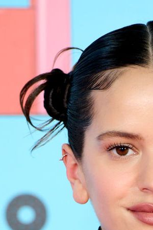 MADRID, SPAIN - NOVEMBER 04: Singer Rosalia attends the red carpet for the LOS40 Music Awards 2022 at the WiZink Center on November 04, 2022 in Madrid, Spain. (Photo by Carlos Alvarez/Getty Images)