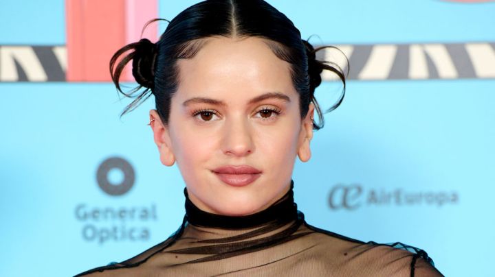 MADRID, SPAIN - NOVEMBER 04: Singer Rosalia attends the red carpet for the LOS40 Music Awards 2022 at the WiZink Center on November 04, 2022 in Madrid, Spain. (Photo by Carlos Alvarez/Getty Images)
