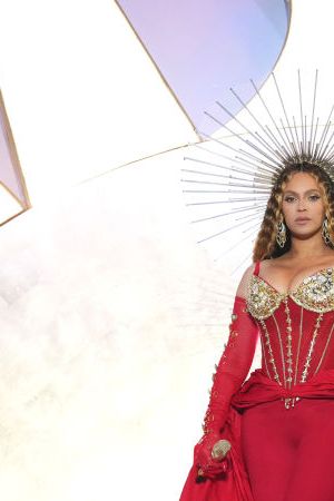 DUBAI, UNITED ARAB EMIRATES - JANUARY 21: Beyoncé performs on stage headlining the Grand Reveal of Dubai's newest luxury hotel, Atlantis The Royal on January 21, 2023 in Dubai, United Arab Emirates.  (Photo by Kevin Mazur/Getty Images for Atlantis The Royal)