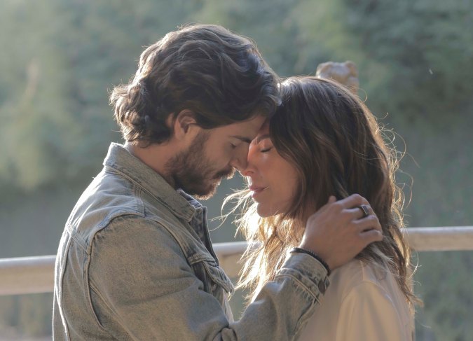Maxi Iglesias and Kate del Castillo in Volver a Caer