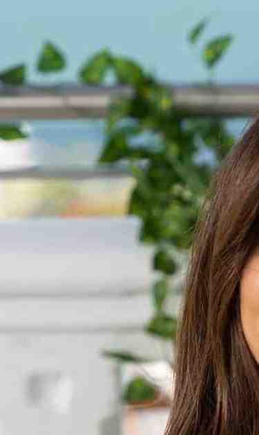 FANTASY ISLAND Season 2 Episode 1: Roselyn Sanchez and guest star Cheryl Hines in the “Tara and Jessica’s High School Reunion/Cat Lady” season premiere episode of FANTASY ISLAND airing Monday, Jan. 2 (8:00-9:00 PM ET/PT) on FOX. CR: Laura Magruder/ FOX.