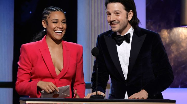 LOS ANGELES, CALIFORNIA - FEBRUARY 26: (L-R) Ariana DeBose and Diego Luna speak onstage during the 29th Annual Screen Actors Guild Awards at Fairmont Century Plaza on February 26, 2023 in Los Angeles, California. (Photo by Kevin Winter/Getty Images)