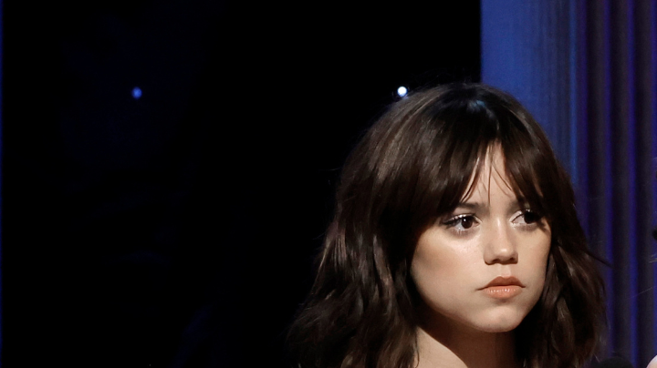 LOS ANGELES, CALIFORNIA - FEBRUARY 26: (L-R) Jenna Ortega and Aubrey Plaza speak onstage during the 29th Annual Screen Actors Guild Awards at Fairmont Century Plaza on February 26, 2023 in Los Angeles, California. (Photo by Kevin Winter/Getty Images)