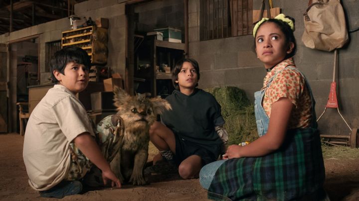 Chupa. (L-R) Nickolas Verdugo as Memo, Evan Whitten as Alex and Ashley Ciarra as Luna in Chupa Cr: Netflix © 2023