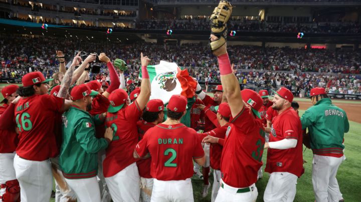 PHOENIX, AZ - MARCH 17: Team Mexico celebrates after winning the 2023 World Baseball Classic Quarterfinal game between Team Puerto Rico and Team Mexico at loanDepot Park on Friday, March 17, 2023 in Miami, Florida. Team Mexico defeated Team Puerto Rico 5-4. (Photo by Rob Tringali/WBCI/MLB Photos via Getty Images)