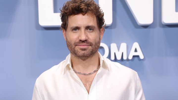 MILAN, ITALY - JUNE 18: Édgar Ramírez attends the Fendi Fashion Show during Milan Men's Fashion Week on June 18, 2022 in Milan, Italy. (Photo by Daniele Venturelli/Getty Images for Fendi)