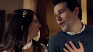Alan Estrada singing "Bidi Bidi Bom Bom" in La Usurpadora: The Musical