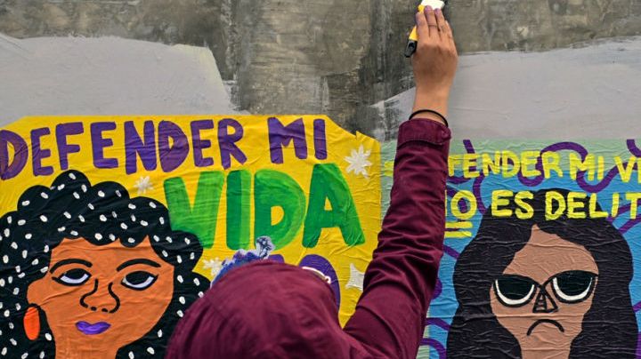 Women activists take part in a protest in support of Roxana Ruiz Santiago, 21, accused of murder after she killed a man when defending herself from a rape, at the Bordo court in Ciudad Nezahualcoyotl, Mexico State, on August 23, 2021. - Imprisoned for killing the man she says raped her, Roxana Ruiz is fighting to prove her innocence in a case taken up by activists campaigning for the right to self-defense. Rights groups will use Thursday's International Day for the Elimination of Violence against Women to argue that legitimate self-defense is not a crime in a country facing a femicide crisis. (Photo by PEDRO PARDO / AFP) (Photo by PEDRO PARDO/AFP via Getty Images)