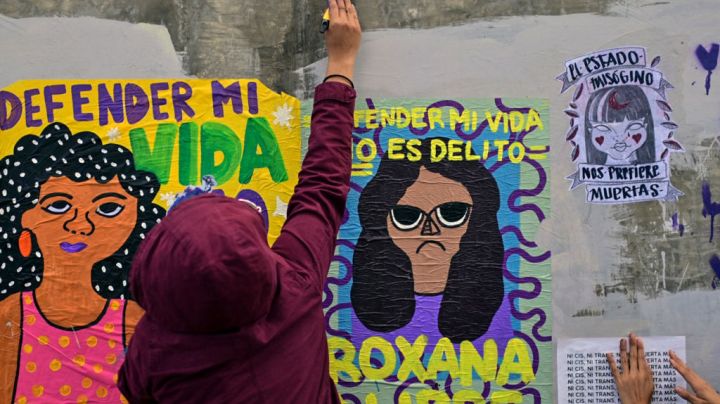 Women activists take part in a protest in support of Roxana Ruiz Santiago, 21, accused of murder after she killed a man when defending herself from a rape, at the Bordo court in Ciudad Nezahualcoyotl, Mexico State, on August 23, 2021. - Imprisoned for killing the man she says raped her, Roxana Ruiz is fighting to prove her innocence in a case taken up by activists campaigning for the right to self-defense. Rights groups will use Thursday's International Day for the Elimination of Violence against Women to argue that legitimate self-defense is not a crime in a country facing a femicide crisis. (Photo by PEDRO PARDO / AFP) (Photo by PEDRO PARDO/AFP via Getty Images)