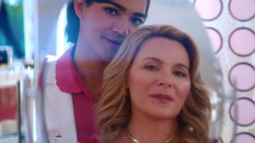 Glamorous. (L to R) Miss Benny as Marco, Kim Cattrall as Madolyn in episode 101 of Glamorous. Cr. Courtesy Of Netflix © 2023