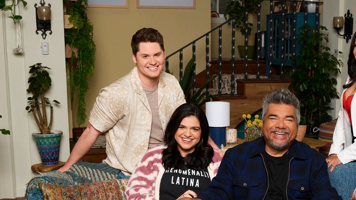 LOPEZ vs LOPEZ -- Season: Pilot -- Pictured: (l-r) Matt Shively as Quinten, Mayan Lopez as Maya, George Lopez as George, Selenis Leyva as Rosie -- (Photo by: Chris Haston/NBC)
