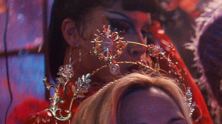 Glamorous. (L to R) Serena Tea as Serena Tea, Kim Cattrall as Madolyn, Miss Benny as Marco, Damian Terriquez as Dizmal in episode 105 of Glamorous. Cr. Courtesy Of Netflix © 2023