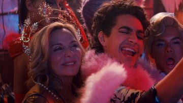 Glamorous. (L to R) Serena Tea as Serena Tea, Kim Cattrall as Madolyn, Miss Benny as Marco, Damian Terriquez as Dizmal in episode 105 of Glamorous. Cr. Courtesy Of Netflix © 2023