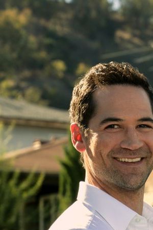 The Lincoln Lawyer. (L to R) Manuel Garcia-Rulfo as Mickey Haller in episode 201 of The Lincoln Lawyer. Cr. Lara Solanki/Netflix © 2023