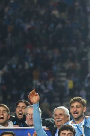 LA PLATA, ARGENTINA - JUNE 11: Uruguay squad celebrates with their trophy after winning the U20 World Cup against Italy during FIFA U-20 World Cup Argentina 2023 Final match between Final Italy and Uruguay at Estadio La Plata on June 11, 2023 in La Plata, Argentina. (Photo by Martín Fonseca/Eurasia Sport Images/Getty Images)