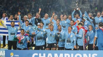 LA PLATA, ARGENTINA - JUNE 11: Uruguay squad celebrates with their trophy after winning the U20 World Cup against Italy during FIFA U-20 World Cup Argentina 2023 Final match between Final Italy and Uruguay at Estadio La Plata on June 11, 2023 in La Plata, Argentina. (Photo by Martín Fonseca/Eurasia Sport Images/Getty Images)
