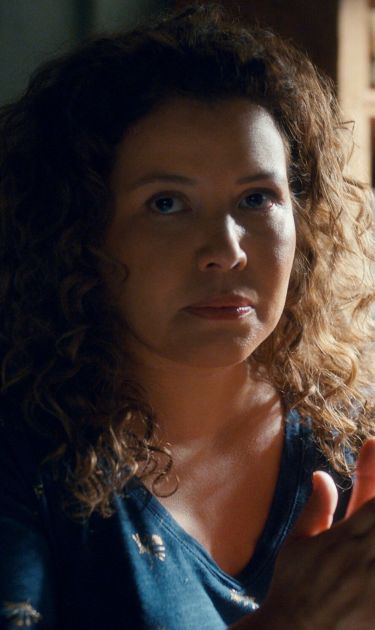 Justina Machado (Dolores Roach)