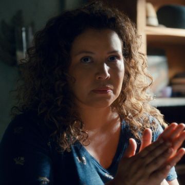 Justina Machado (Dolores Roach)