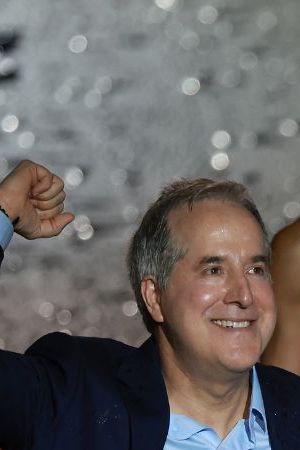 FORT LAUDERDALE, FLORIDA - JULY 16: (L-R) Managing Owner Jorge Mas, Lionel Messi, Co-Owner Jose Mas, and Co-Owner David Beckham pose during "The Unveil" introducing Lionel Messi hosted by Inter Miami CF at DRV PNK Stadium on July 16, 2023 in Fort Lauderdale, Florida. (Photo by Joe Raedle/Getty Images)