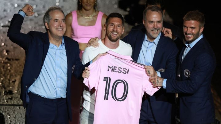 FORT LAUDERDALE, FLORIDA - JULY 16: (L-R) Managing Owner Jorge Mas, Lionel Messi, Co-Owner Jose Mas, and Co-Owner David Beckham pose during "The Unveil" introducing Lionel Messi hosted by Inter Miami CF at DRV PNK Stadium on July 16, 2023 in Fort Lauderdale, Florida. (Photo by Joe Raedle/Getty Images)