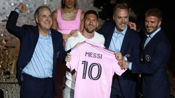 FORT LAUDERDALE, FLORIDA - JULY 16: (L-R) Managing Owner Jorge Mas, Lionel Messi, Co-Owner Jose Mas, and Co-Owner David Beckham pose during "The Unveil" introducing Lionel Messi hosted by Inter Miami CF at DRV PNK Stadium on July 16, 2023 in Fort Lauderdale, Florida. (Photo by Joe Raedle/Getty Images)