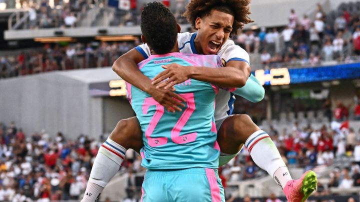 TOPSHOT - Panama's midfielder Adalberto Carrasquilla (R) celebrates with Panama's goalkeeper Orlando Mosquera after scoring the winning penalty kick during the Concacaf 2023 Gold Cup semifinal football match between Panama and USA at Snapdragon Stadium in San Diego, California on July 12, 2023. (Photo by Patrick T. Fallon / AFP) (Photo by PATRICK T. FALLON/AFP via Getty Images)