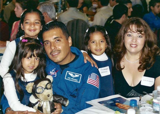José Hernández with his family