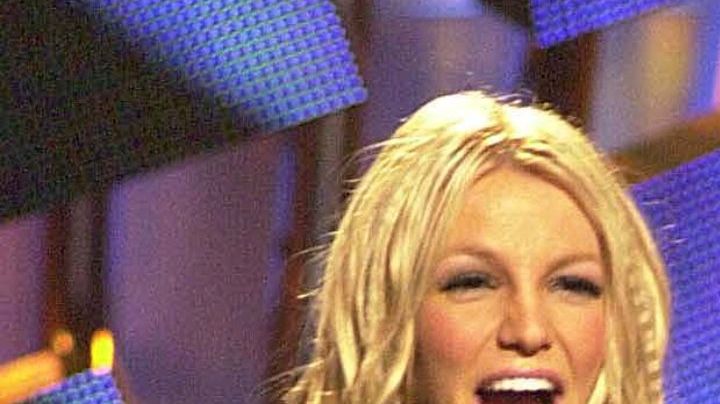 Britney Spears and Christina Aguilera during MTV VMA 2000 Stage at Radio City Music Hall in New York City, New York, United States. (Photo by Jeff Kravitz/FilmMagic, Inc)