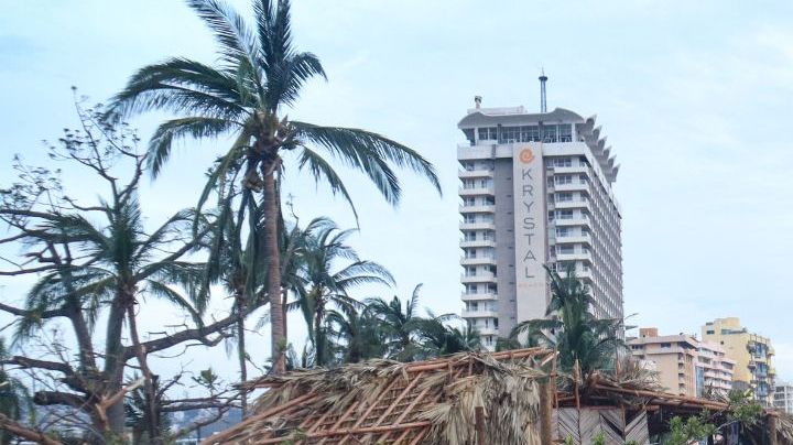 25 October 2023, Mexico, Acapulco: Damage is seen on the beach of the well-known and traditional Mexican beach resort after Hurricane "Otis" hit the region. "Otis" made landfall early Wednesday as an extremely dangerous Category 5 hurricane with sustained winds of nearly 270 kilometers per hour and gusts of up to 330 kilometers per hour. Photo: eduardo guerrero/dpa (Photo by eduardo guerrero/picture alliance via Getty Images)