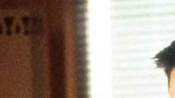 Matthew Perry and Salma Hayek enter a home in a scene from the film 'Fools Rush In', 1997. (Photo by Columbia Pictures/Getty Images)