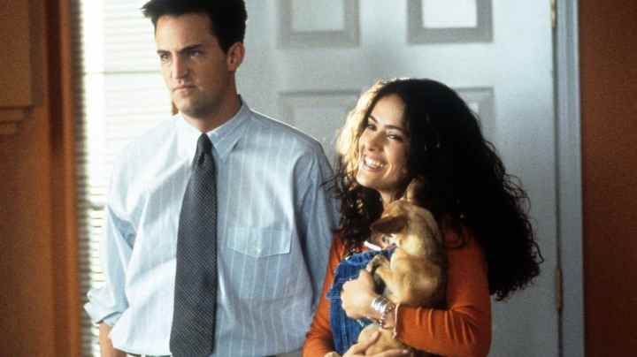 Matthew Perry and Salma Hayek enter a home in a scene from the film 'Fools Rush In', 1997. (Photo by Columbia Pictures/Getty Images)