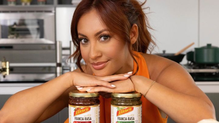 Francia Raísa holding La Victoria salsa