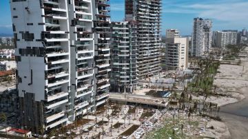TOPSHOT - Aerial view of damages caused by the passage of Hurricane Otis in Acapulco, Guerrero State, Mexico, on October 28, 2023. The death toll from an extraordinarily powerful hurricane that blasted the Mexican resort city of Acapulco rose Saturday to 39, the Mexican government said (Photo by Rodrigo OROPEZA / AFP) (Photo by RODRIGO OROPEZA/AFP via Getty Images)