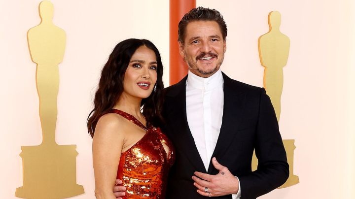 HOLLYWOOD, CALIFORNIA - MARCH 12: (L-R) Salma Hayek and Pedro Pascal (both Latine actors) attend the 95th Annual Academy Awards on March 12, 2023 in Hollywood, California. (Photo by Arturo Holmes/Getty Images )