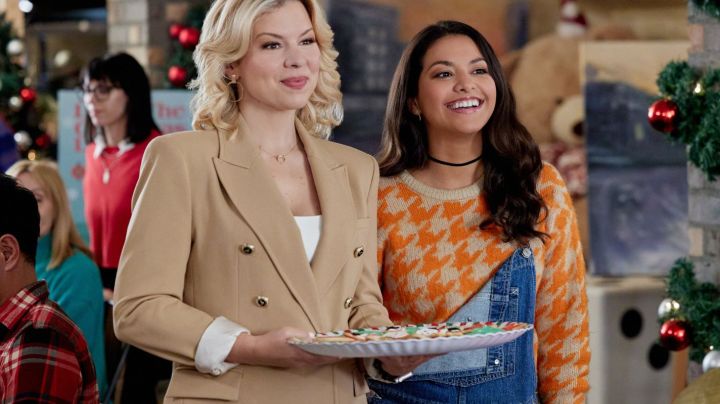Ali Liebert (left) and Humberly González (right) in Friends & Family Christmas