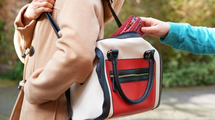 Pickpocket taking wallet