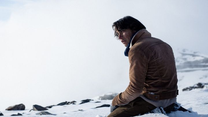 Society of the Snow LA SOCIEDAD DE LA NIEVE (L to R) ENZO VOGRINCIC as NUMA in LA SOCIEDAD DE LA NIEVE. Cr. QUIM VIVES/NETFLIX © 2022